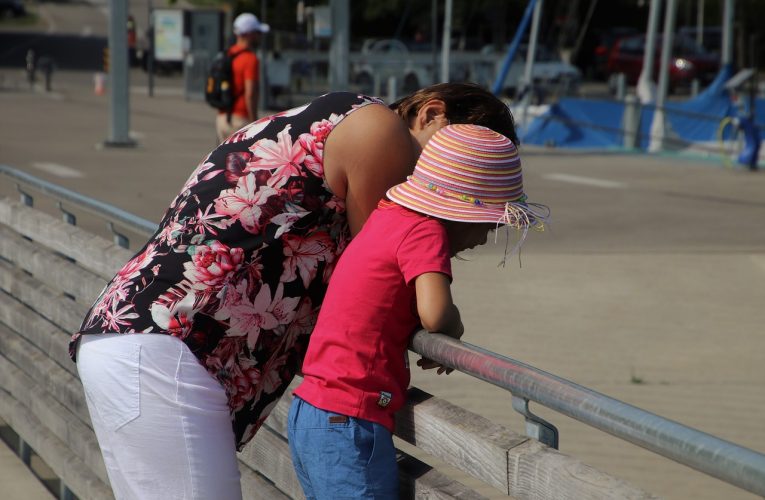 Cuánto cobra una niñera por día y por hora en 2024